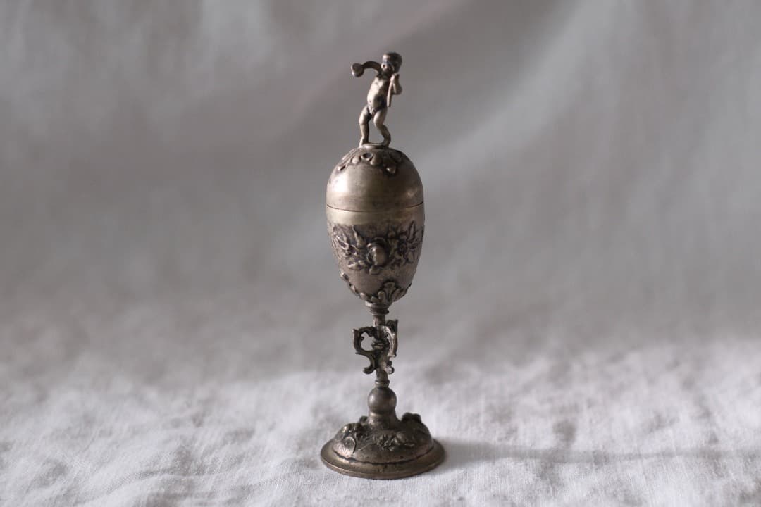 フランスアンティーク｜卵の上のプットー