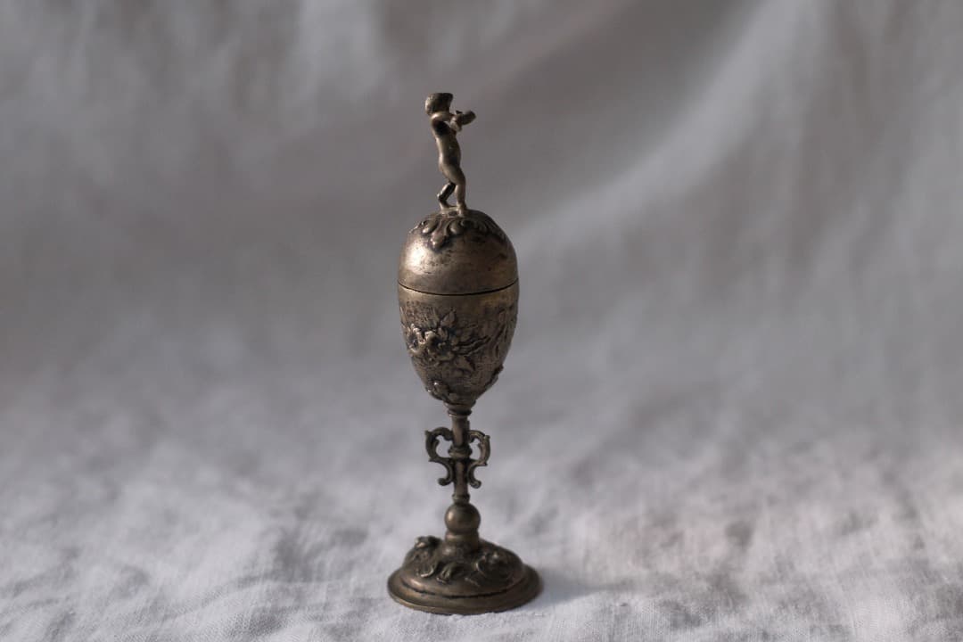 フランスアンティーク｜卵の上のプットー