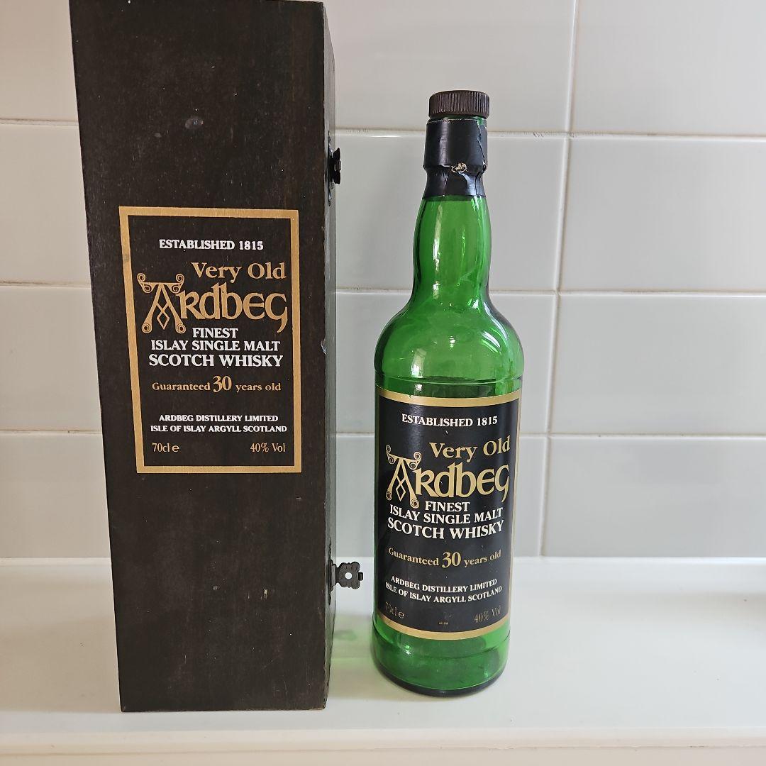 アードベックシングルモルト30年の空瓶です。