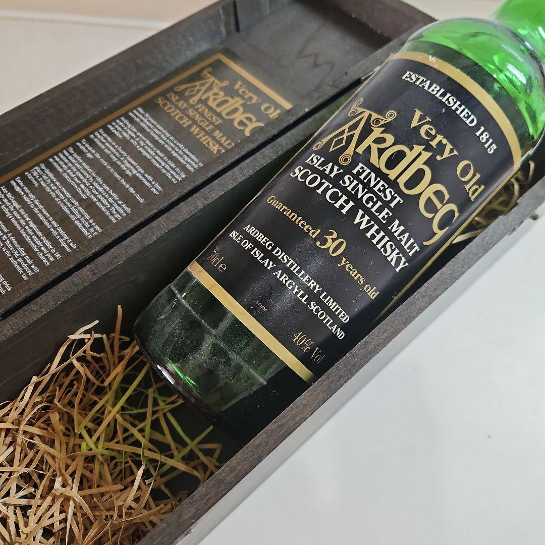 アードベックシングルモルト30年の空瓶です。
