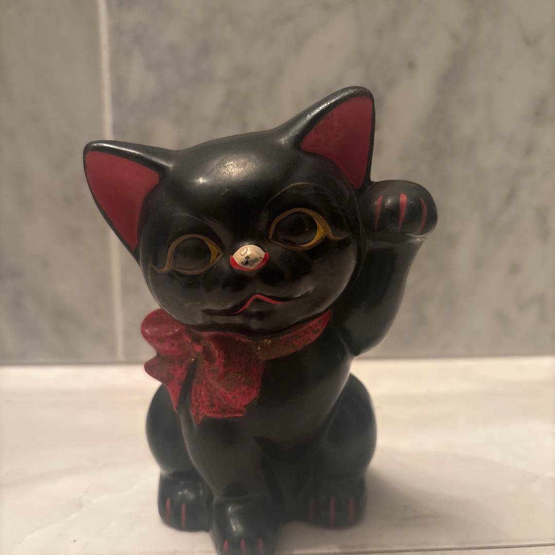 アンティーク大きな瞳や長いヒゲ、まつ毛が美しく、大きなリボンも可愛い招き猫