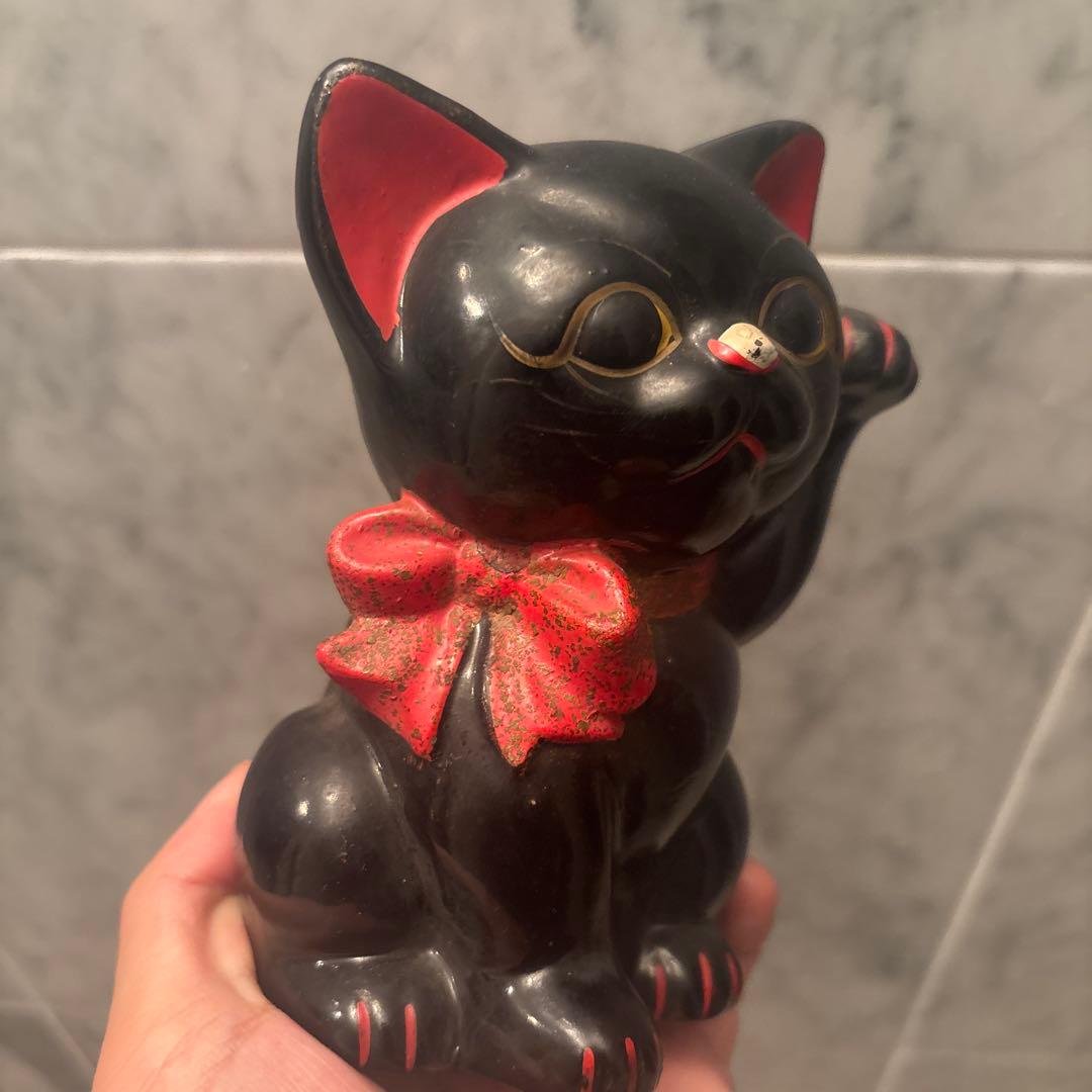 アンティーク大きな瞳や長いヒゲ、まつ毛が美しく、大きなリボンも可愛い招き猫