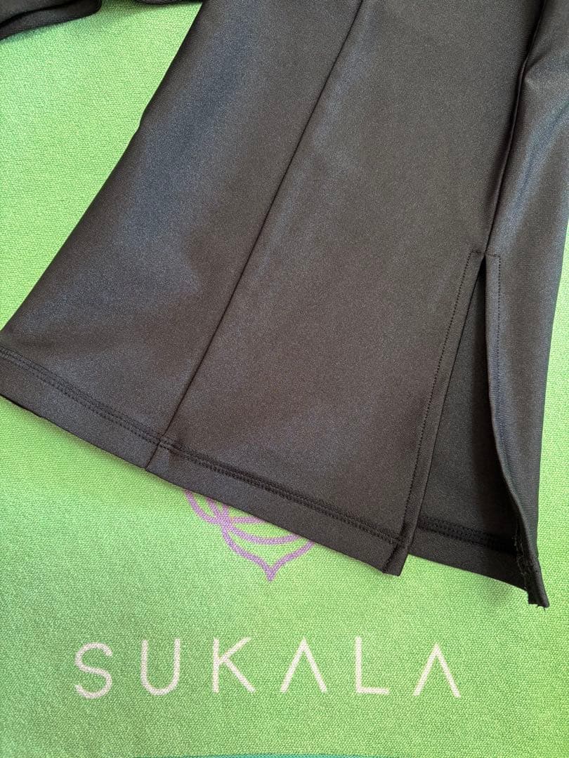 【SUKALA】シャインストレッチフィットフレアパンツ Mサイズ