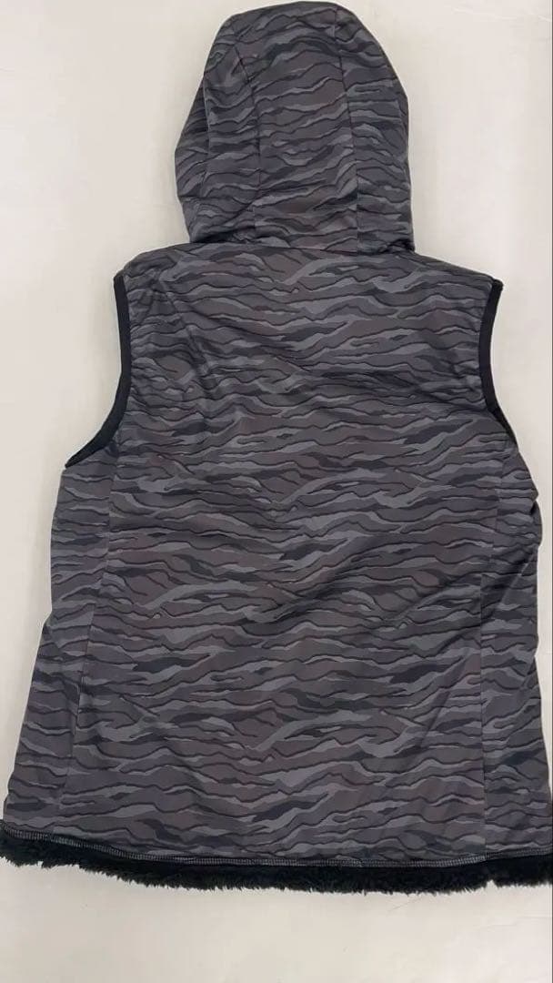 ニューバランス フード付き黒ベスト Lサイズ