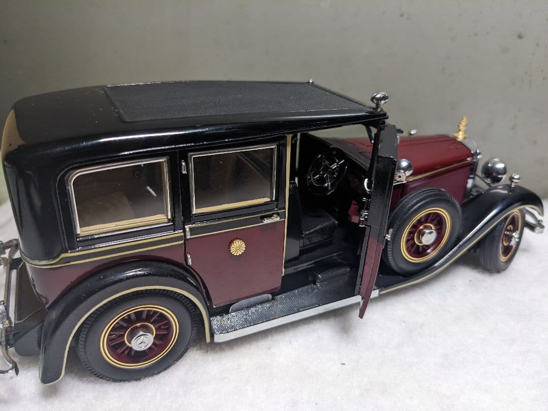 天皇陛下の旧御料車 1935型メルセデス・ベンツ770 菊紋付き ガラスケース付