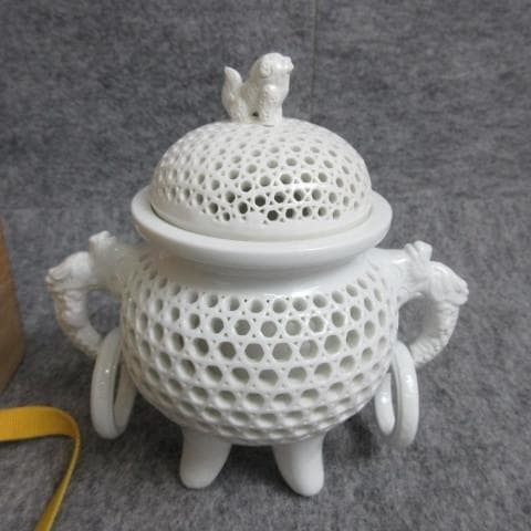 十三代中里茂右衛門平戸焼白磁彫籠目竜耳付香炉共箱附 [B28088]