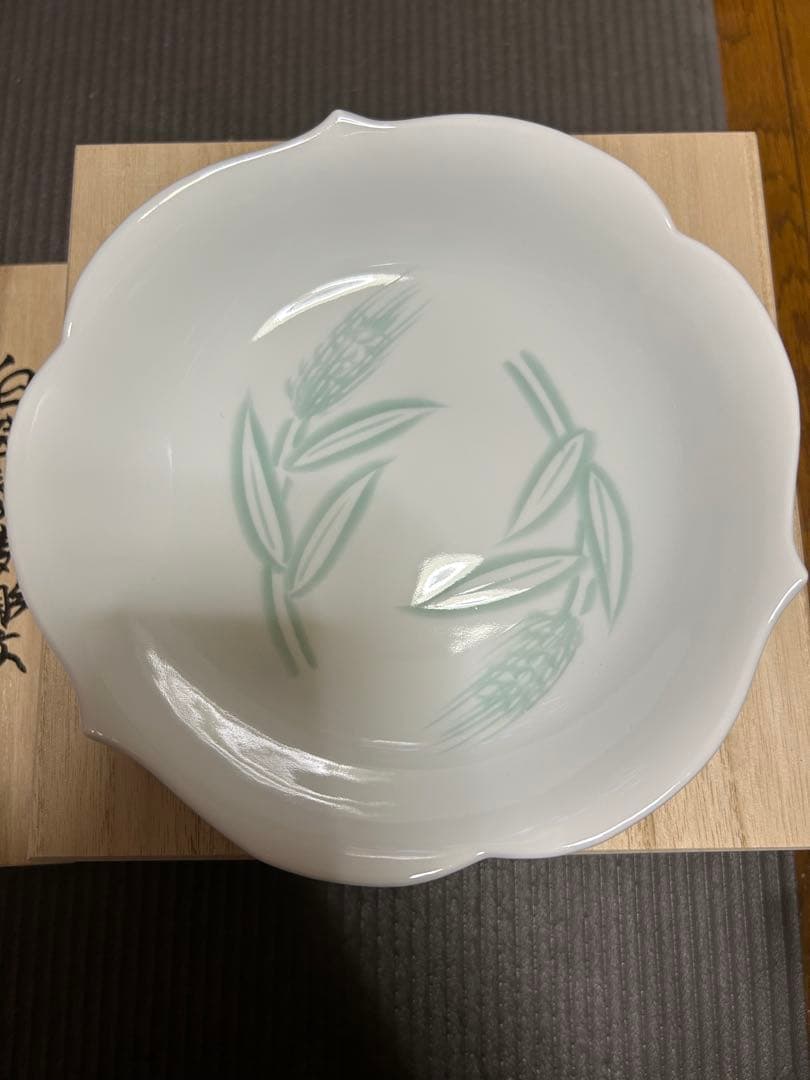 【井上萬二窯作】白磁緑麦彫文皿