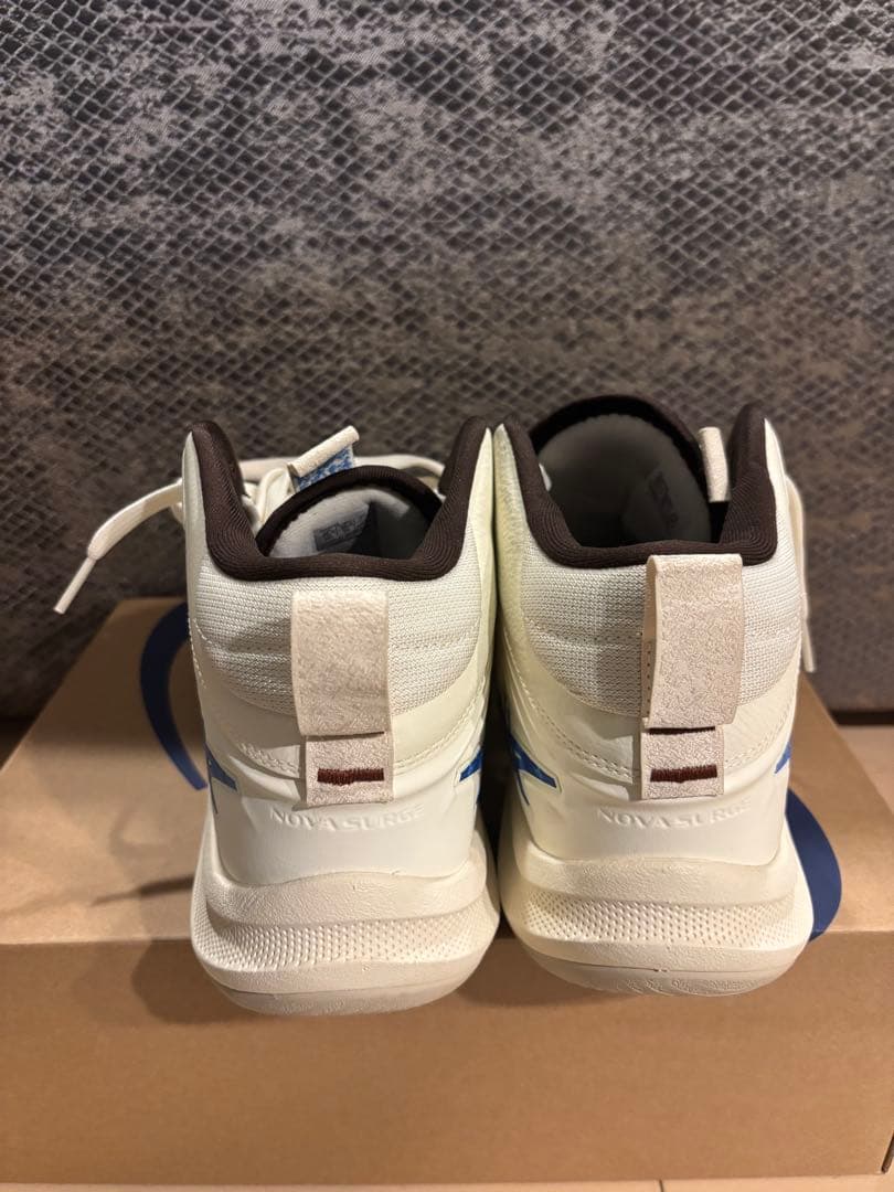 ASICS NOVA SURGE3 バスケットボールシューズ　白　箱タグ付き