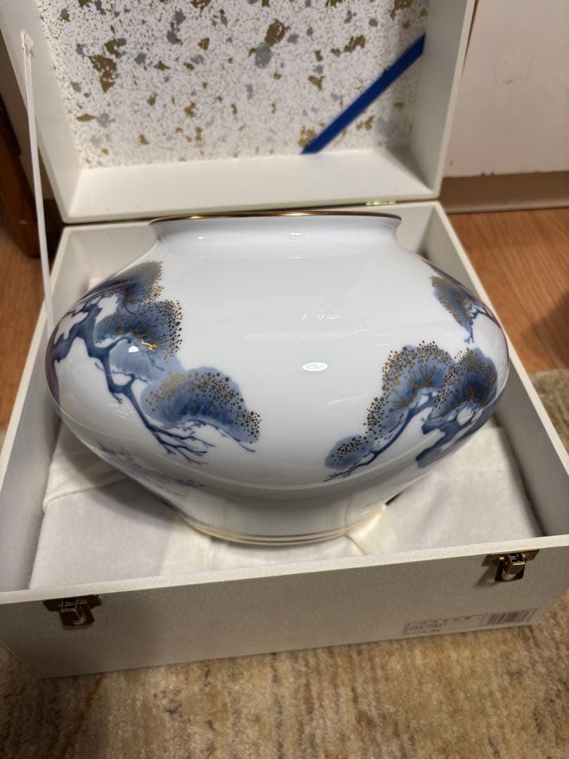 大倉陶園　金彩松文花瓶