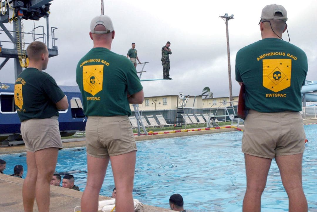 本物カルフォルニア米軍基地購入海兵隊水陸両用作戦部隊パーカー新品未使用ＸＬ