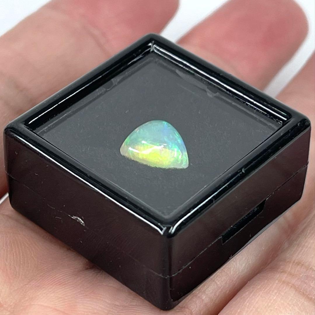 宝石ルース 『魅力的な全面の彩りの斑（ふ）』エチオピア産天然オパール1.360ソ