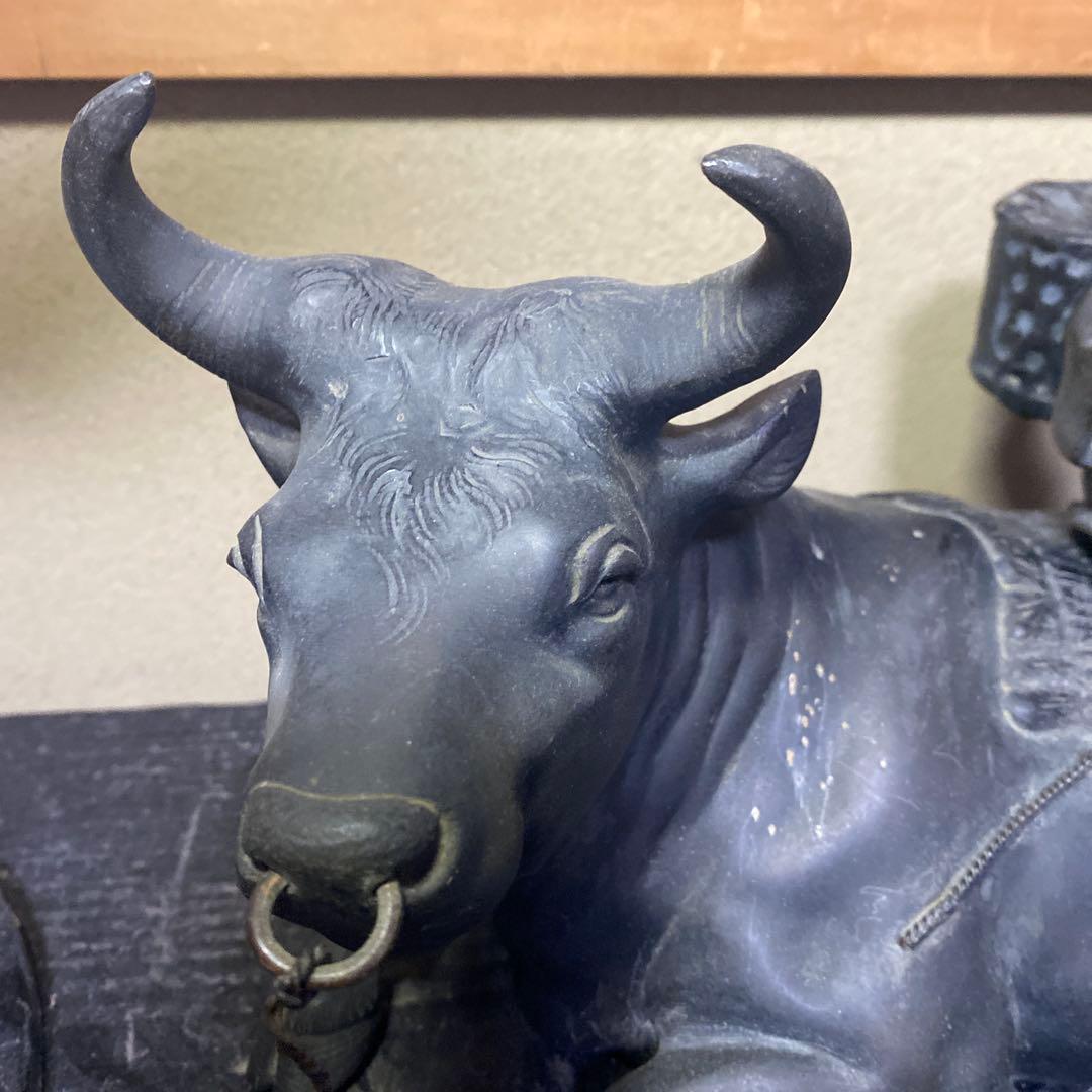 金属製牛と子供の彫刻