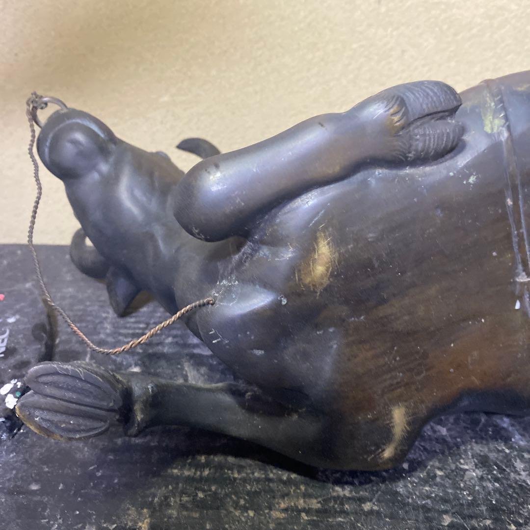 金属製牛と子供の彫刻