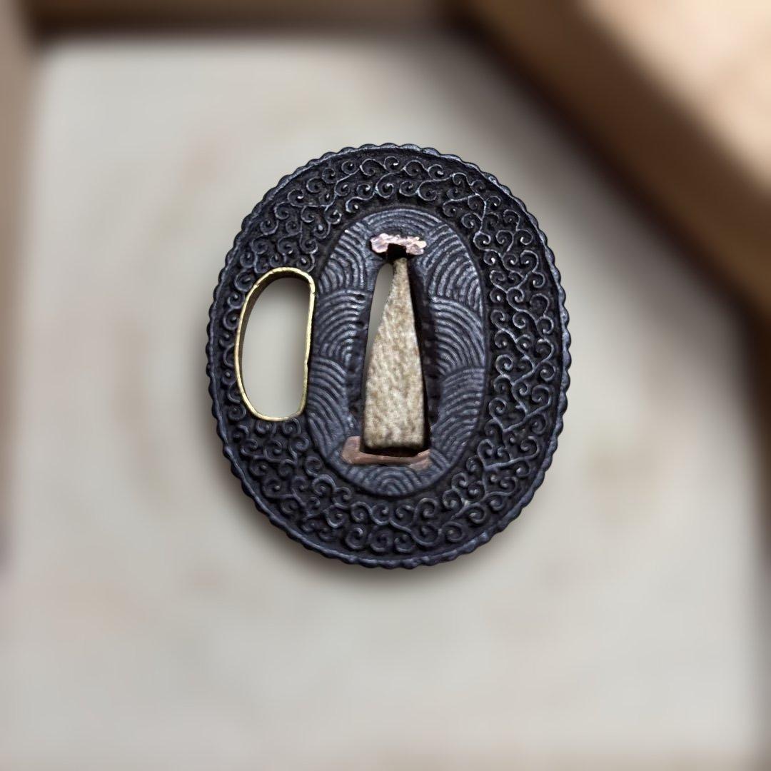 鉄鍔 波模様 木製ケース付き