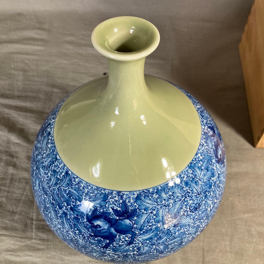 【源右衛門】古伊万里の伝統　日本の名窯　舘林源右衛門作　青磁獅子唐草文　花瓶