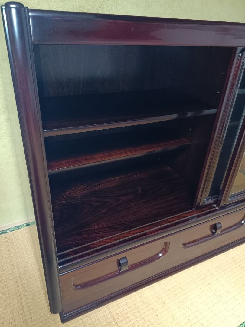 【送料込！】ダークブラウン木製茶タンス ガラス扉付き