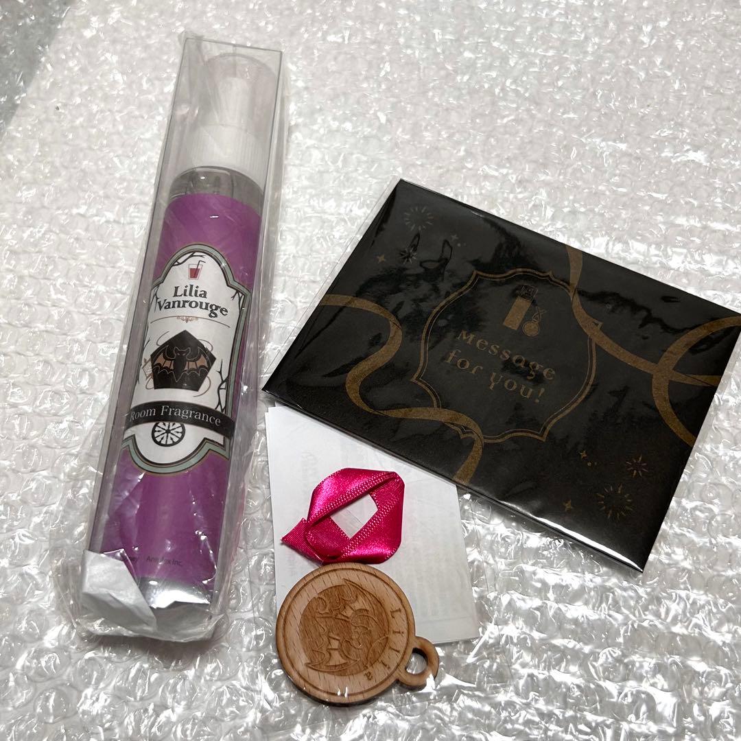 ツイステ　リリア　ルームフレグランス　メッセージカード、ウッドチャーム付き