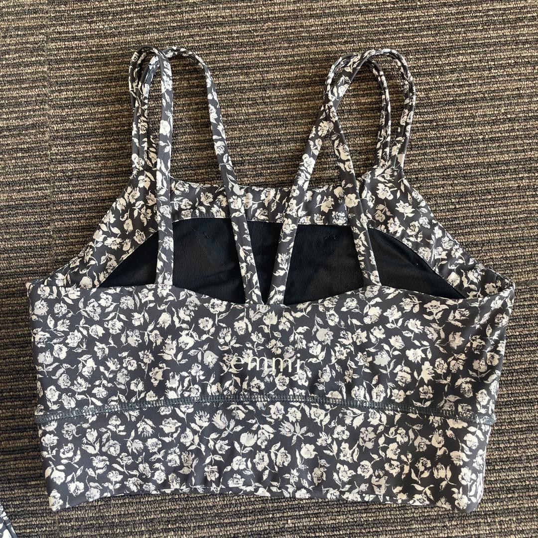 emmi花柄スポーツブラとレギンスセット