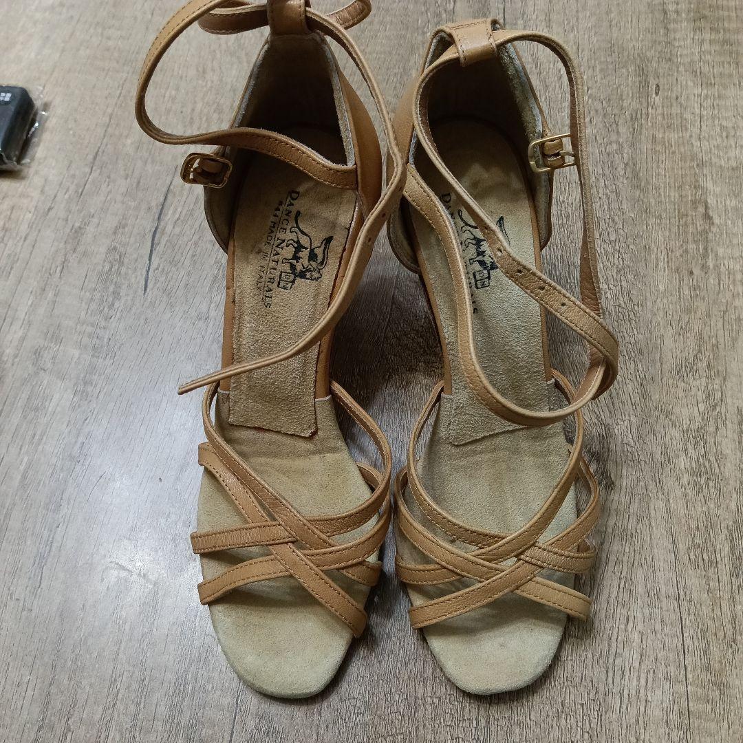 Dancing Naturals ベージュ ストラップヒール イタリア製