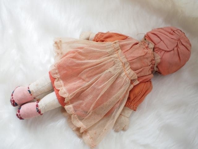 ＜イギリス　ヴィンテージ＞赤いドレスの女の子ドール