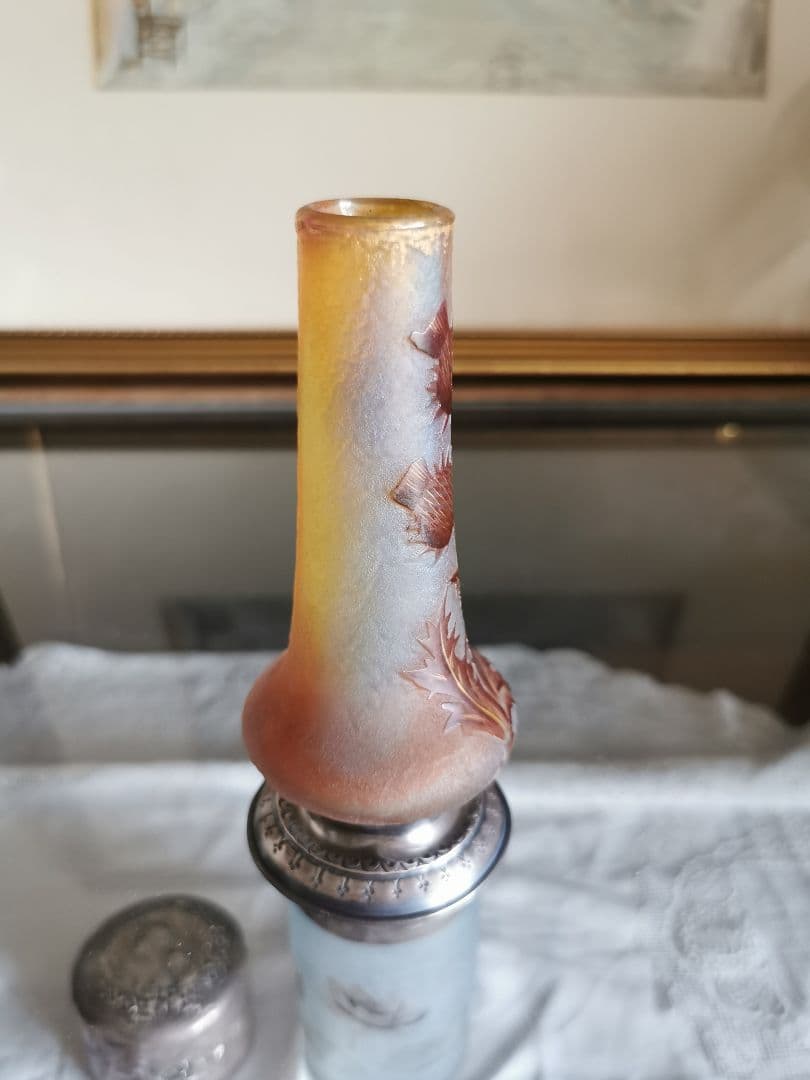 アンティークドームナンシー 薊紋花瓶 オパルセント被ガラスエナメル金彩 彫銀台付