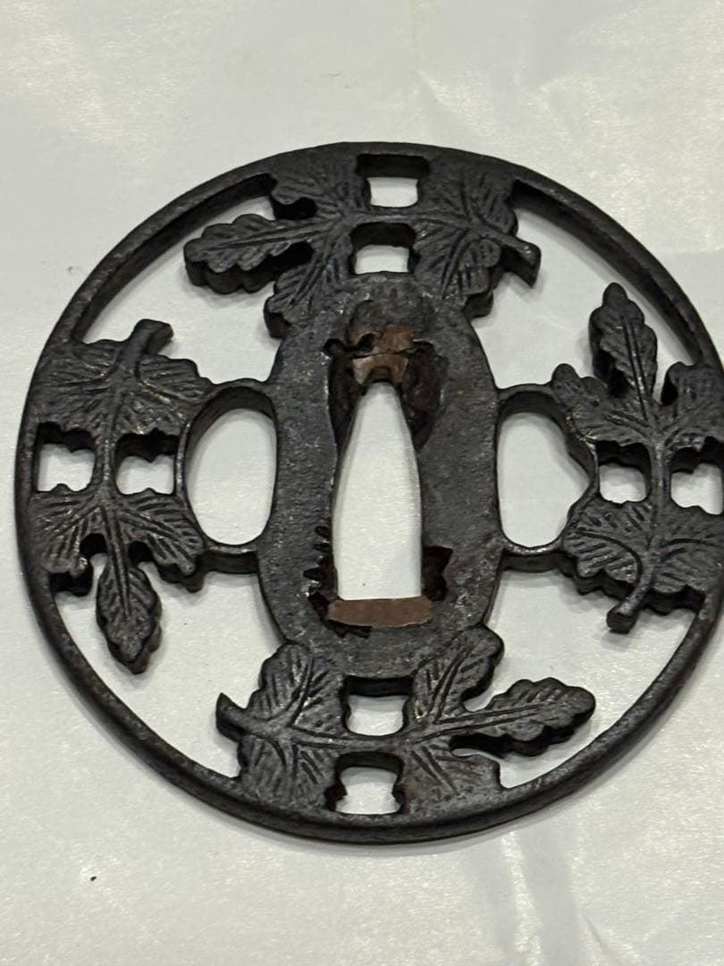 お値下げ！葉模様 鉄製 鍔(つば)