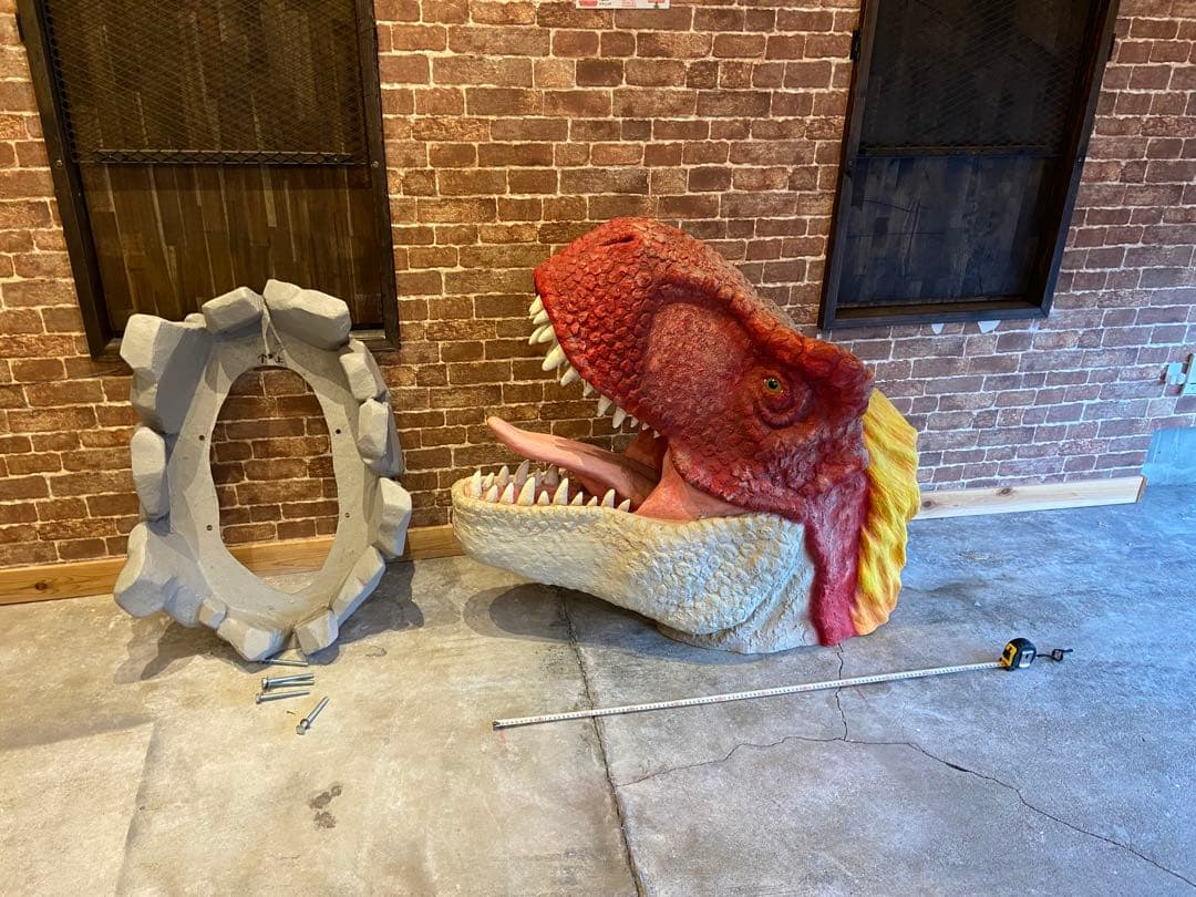 恐竜モニュメント！FRP目が光る、大きめ 赤・羽毛黄色