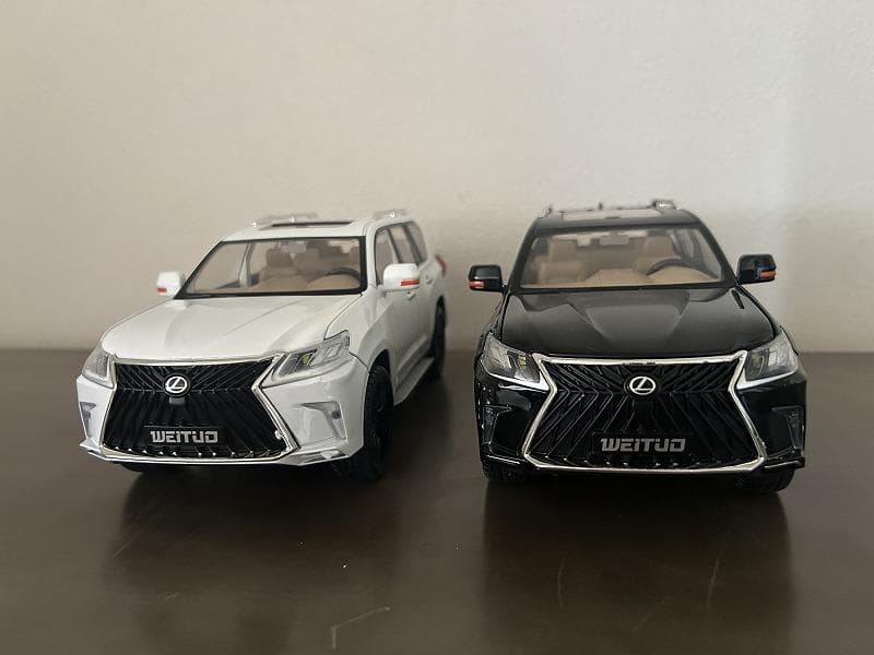 1/18ミニカー レクサス LX570 新品 2台【ホワイト＆ブラック】