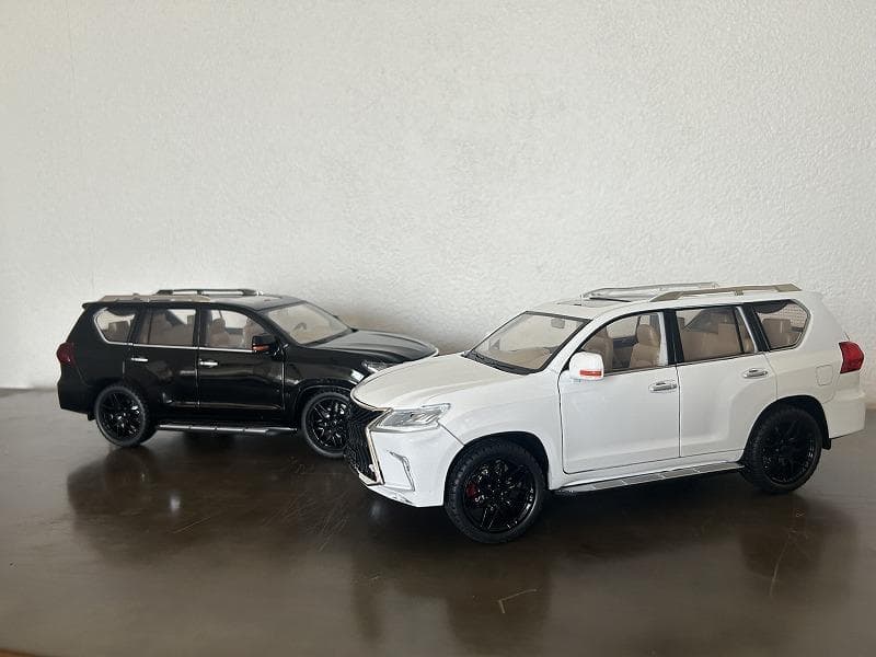 1/18ミニカー レクサス LX570 新品 2台【ホワイト＆ブラック】