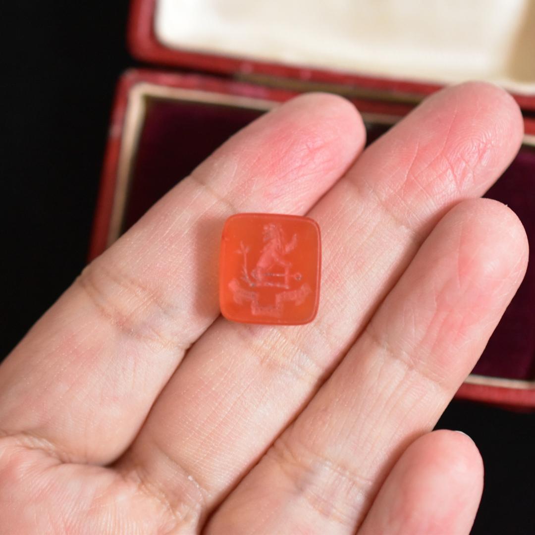 アンティーク カーネリアンのライオンの紋章のインタリオルース 手彫り