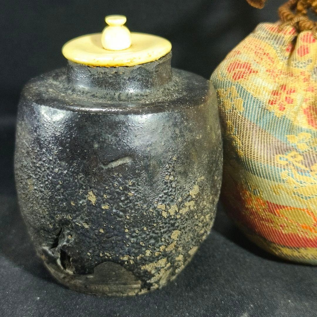 茶道具 肩衝茶入 古伊賀焼 黒釉自然素材蓋 西陣織仕覆 桐箱 江戸骨董古美術珍品