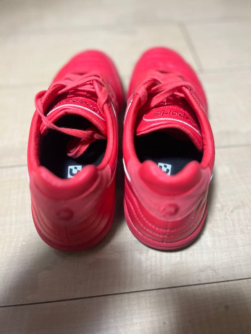 赤 フットサルシューズ ストライプデザイン