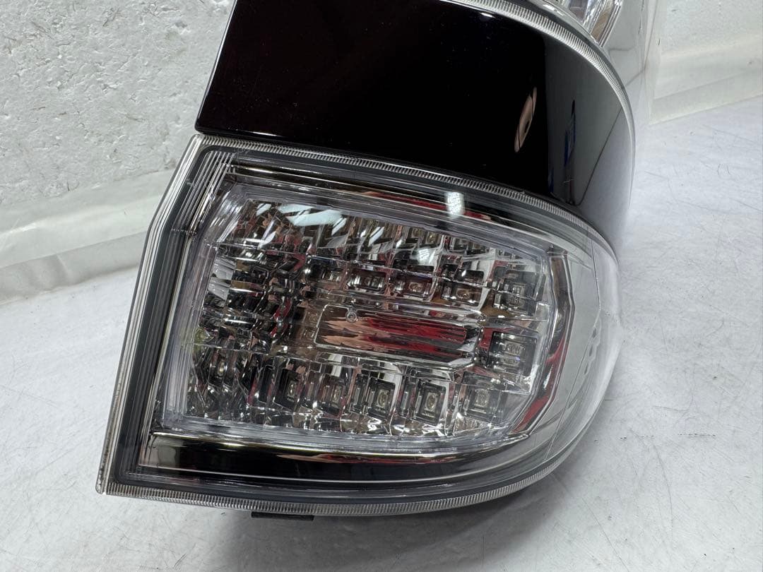 ヴェルファイア DBA-ANH20W 右テールランプ 2.4Z 758-29