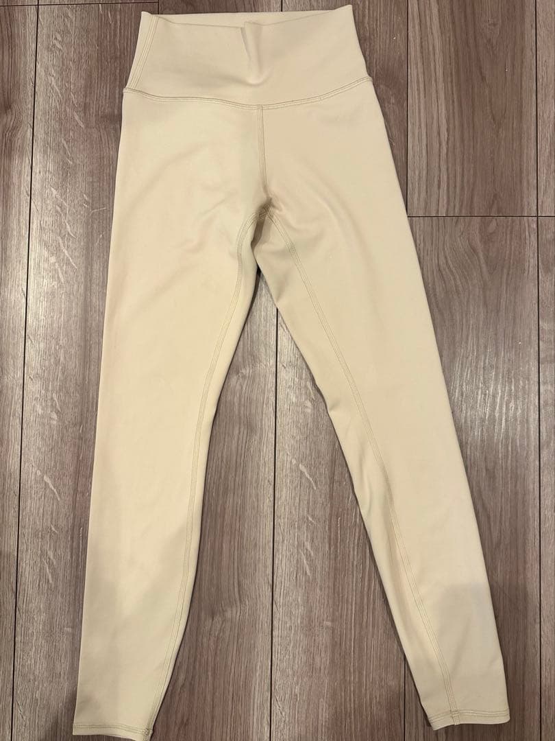 ALO ヨガウェアセット ブラトップとレギンス クリーム色 (着用回数２回)