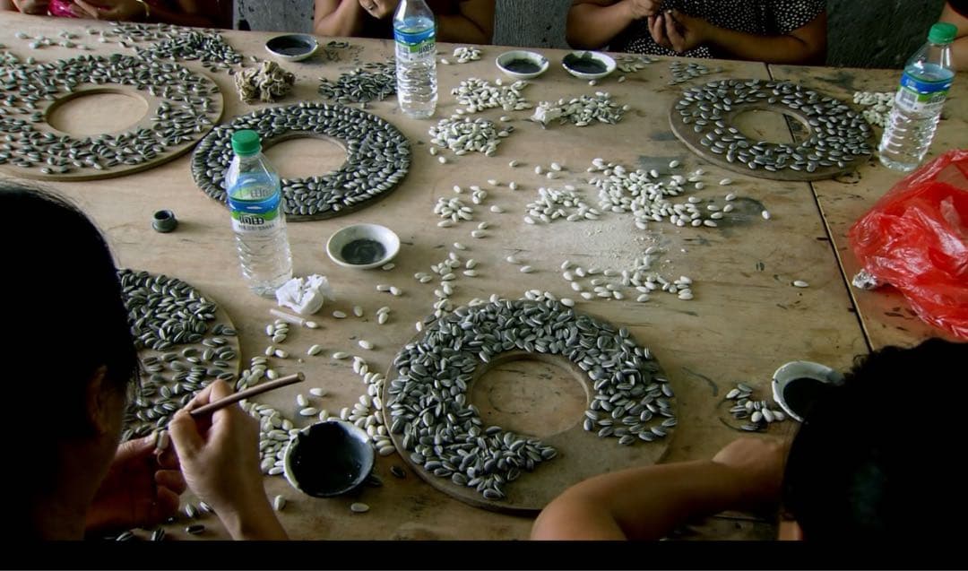 中国で有名な芸術家艾未未(Ai WeiWei)の芸術品——陶器のひまわりの種