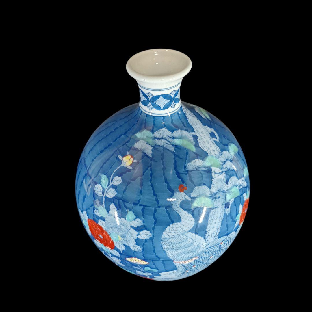 青色と赤色の孔雀模様花瓶