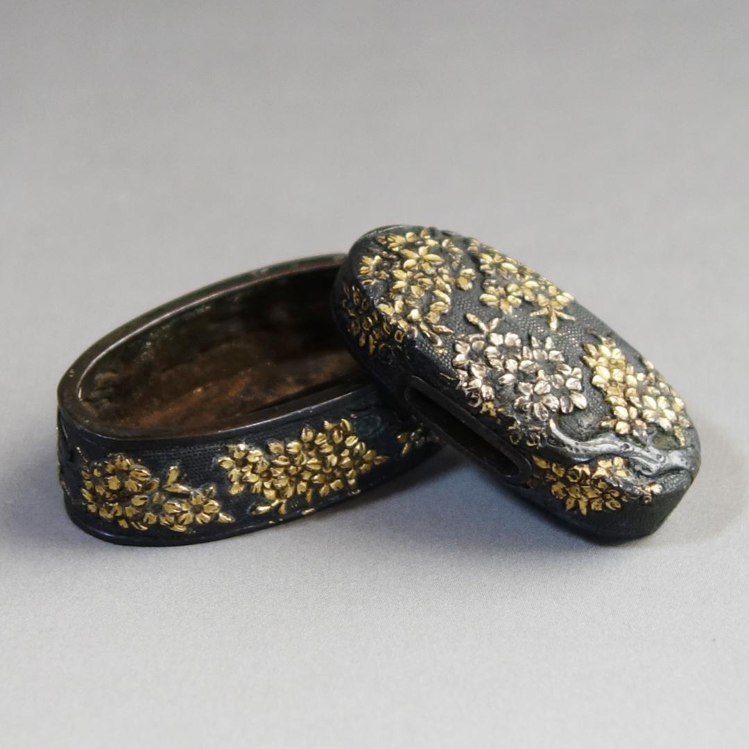 【桜花図縁頭 赤銅魚子地 金銀色絵】 刀装具 縁頭 鍔 鐔 日本刀 武具 骨董