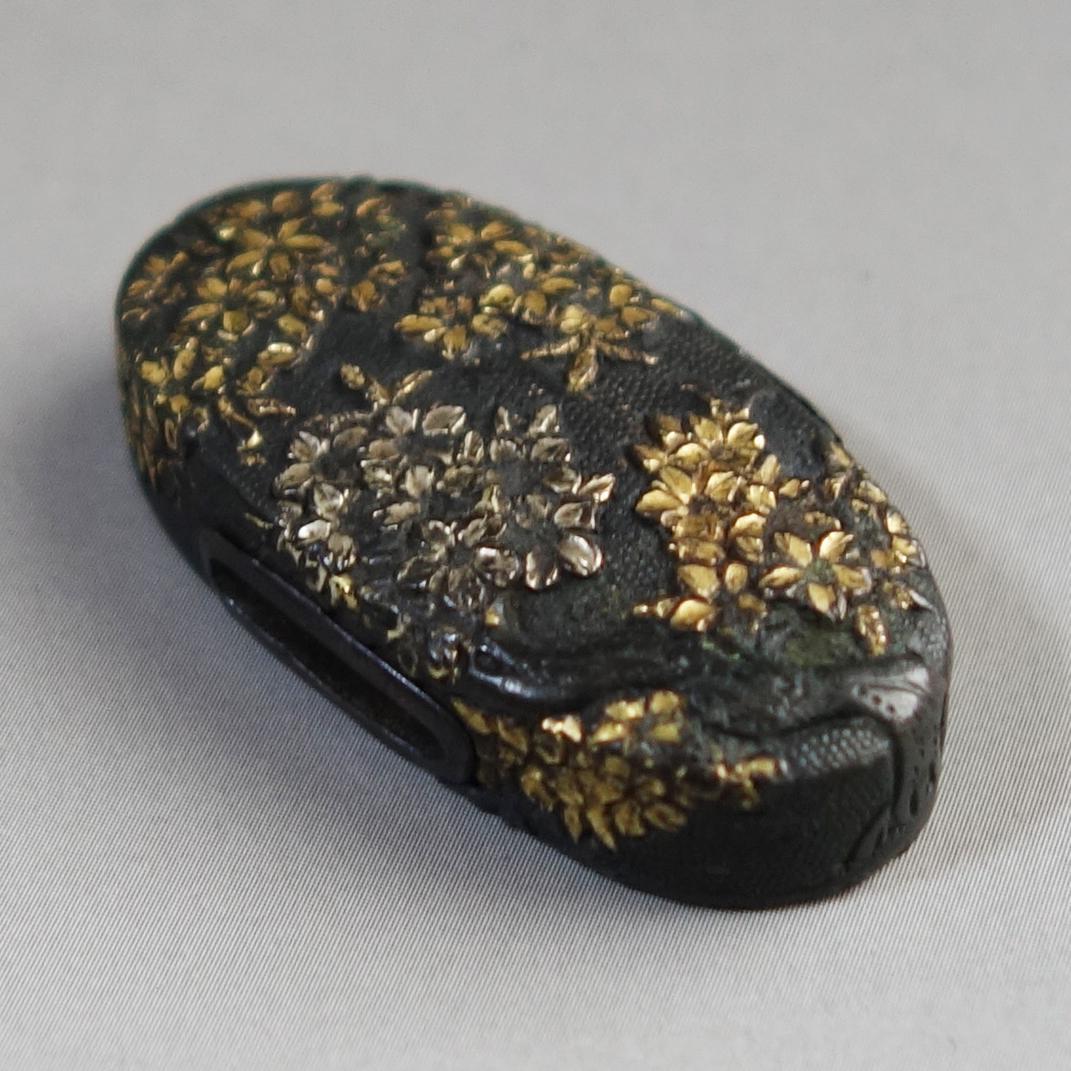 【桜花図縁頭 赤銅魚子地 金銀色絵】 刀装具 縁頭 鍔 鐔 日本刀 武具 骨董