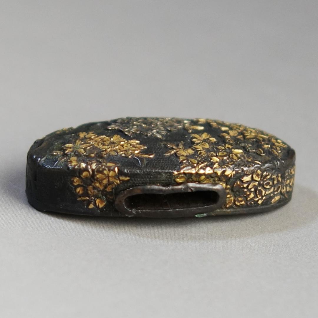 【桜花図縁頭 赤銅魚子地 金銀色絵】 刀装具 縁頭 鍔 鐔 日本刀 武具 骨董