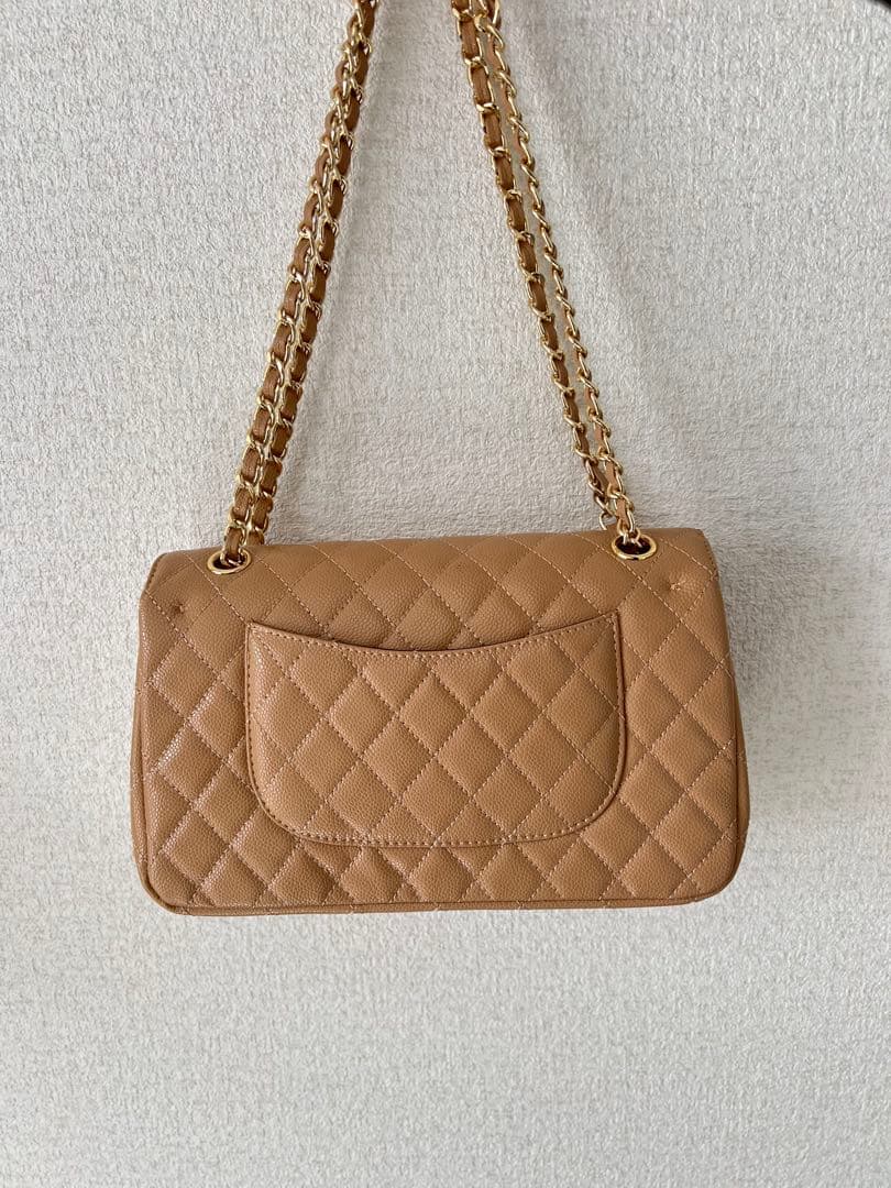 ベージュのキルティングショルダーバッグ
