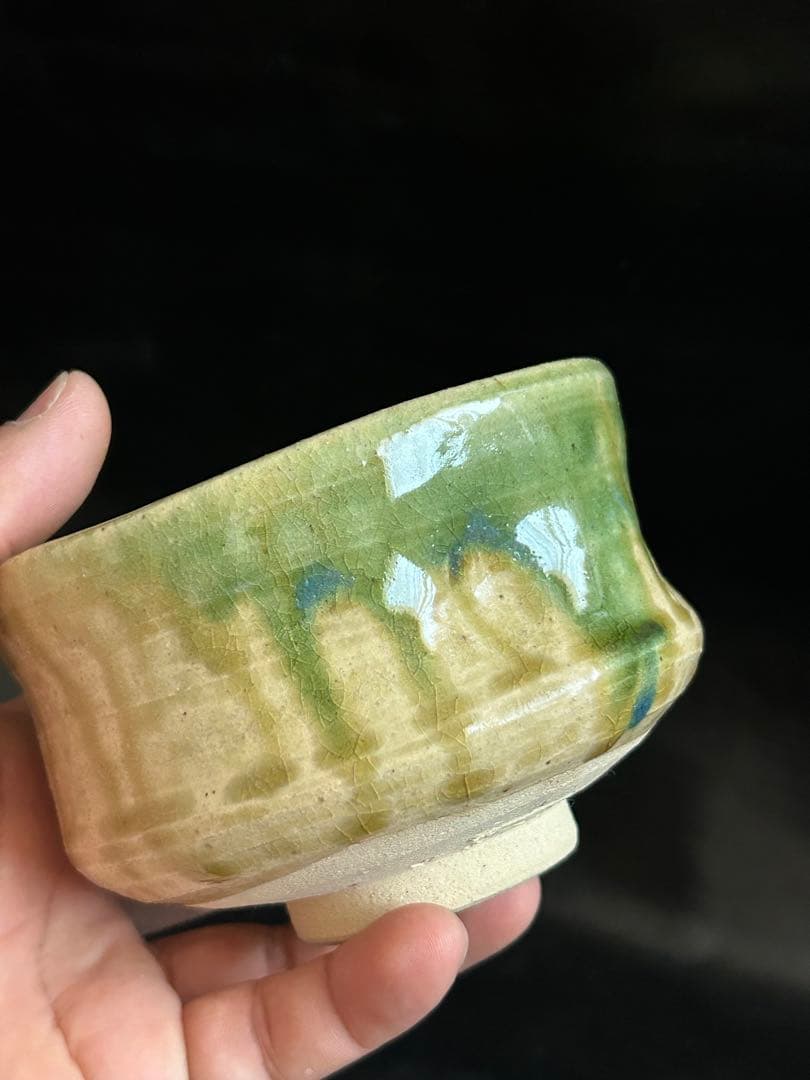 遺品整理中◾️蔵から美しい緑色の釉薬が滝の様に流れる抹茶茶碗が出て来ました。