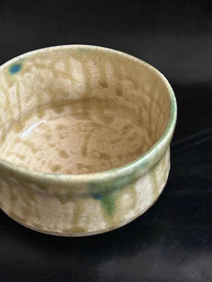 遺品整理中◾️蔵から美しい緑色の釉薬が滝の様に流れる抹茶茶碗が出て来ました。