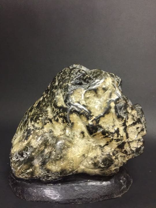 鑑賞石  素敵な黒と半透明な薄い褐黃石より玉石