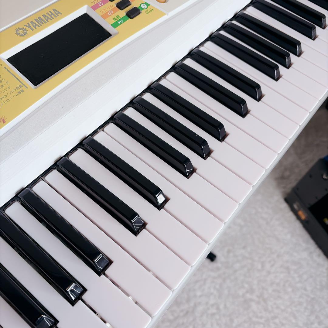 ヤマハ 電子キーボード スタンド付　キーボード 光る鍵盤 EZ-J15