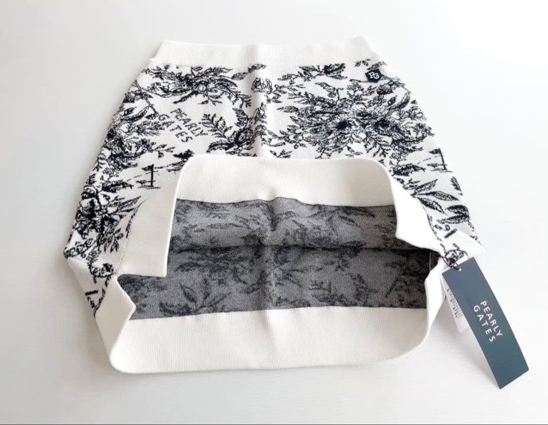 定価72,600円【新品】パーリーゲイツ　セットアップ　ホワイト　花柄