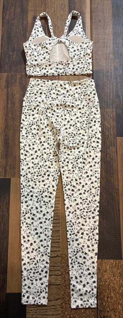 極美　emmi yogaエミヨガ　ヨガウェア　白黒モダン　小花柄　S