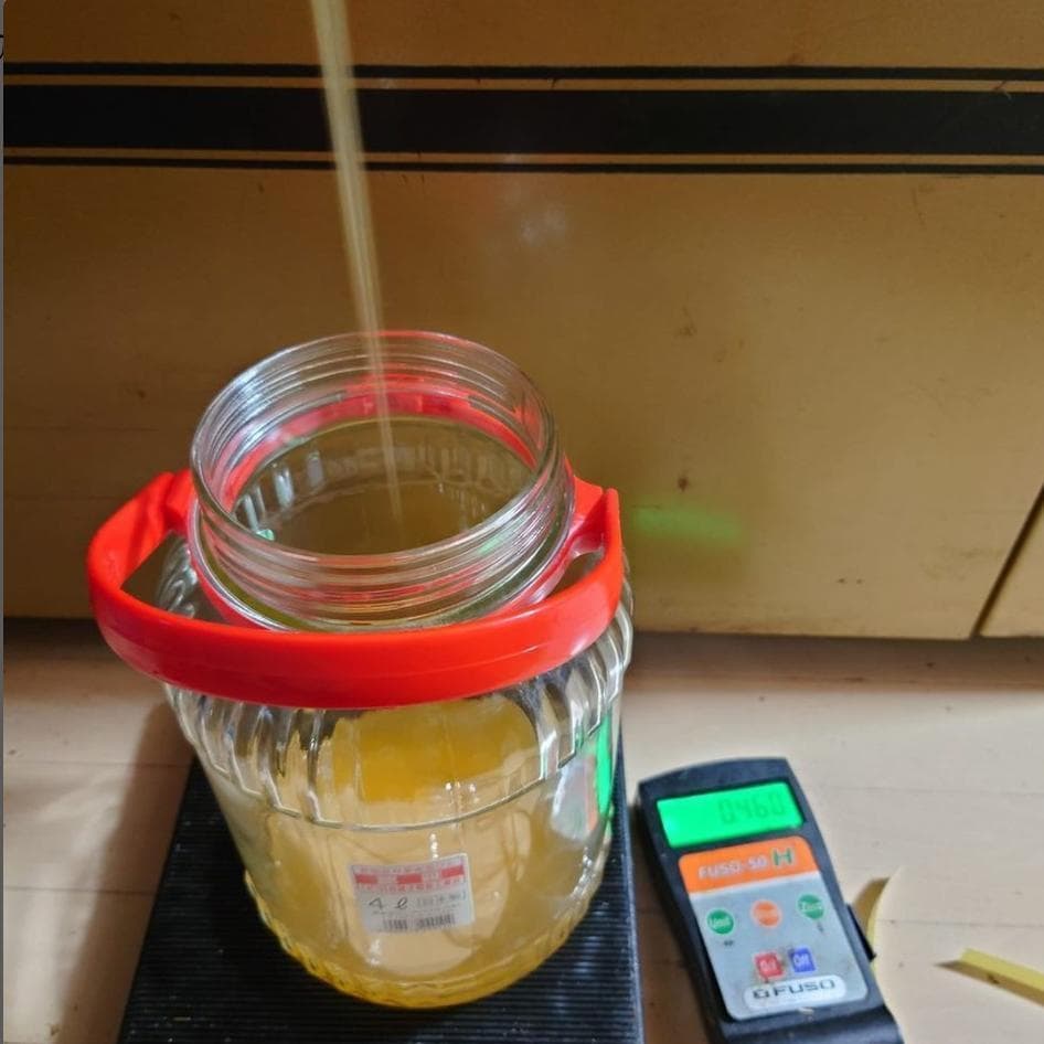 リピーター多数　国産百花蜜 梅酒瓶入　おまけ付　生産者価格で大放出