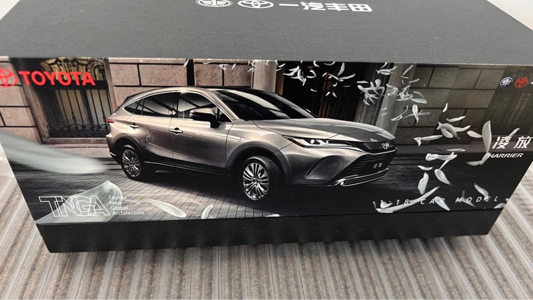 トヨタ ハリアー　1/18 ミニカー