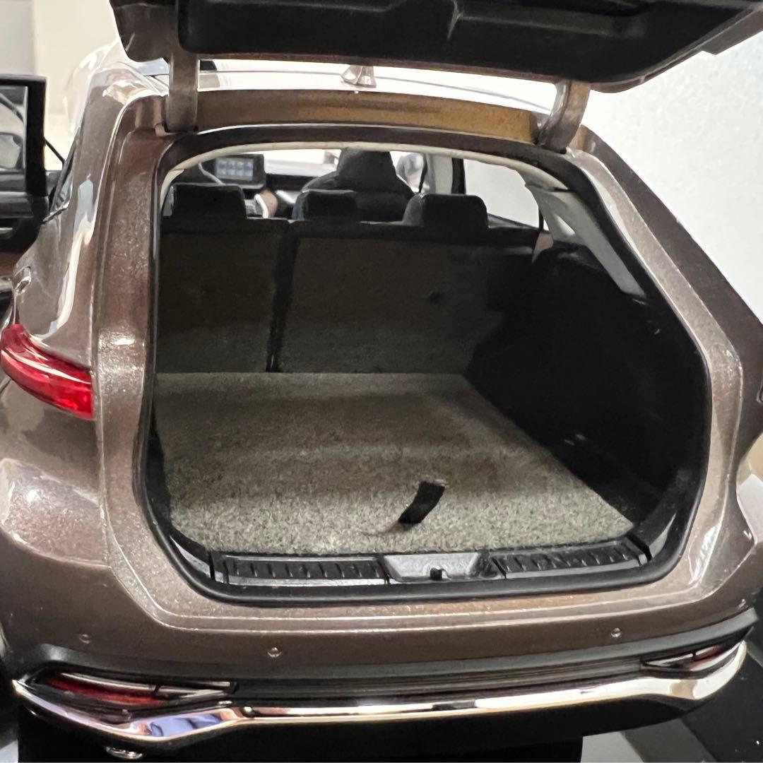 トヨタ ハリアー　1/18 ミニカー