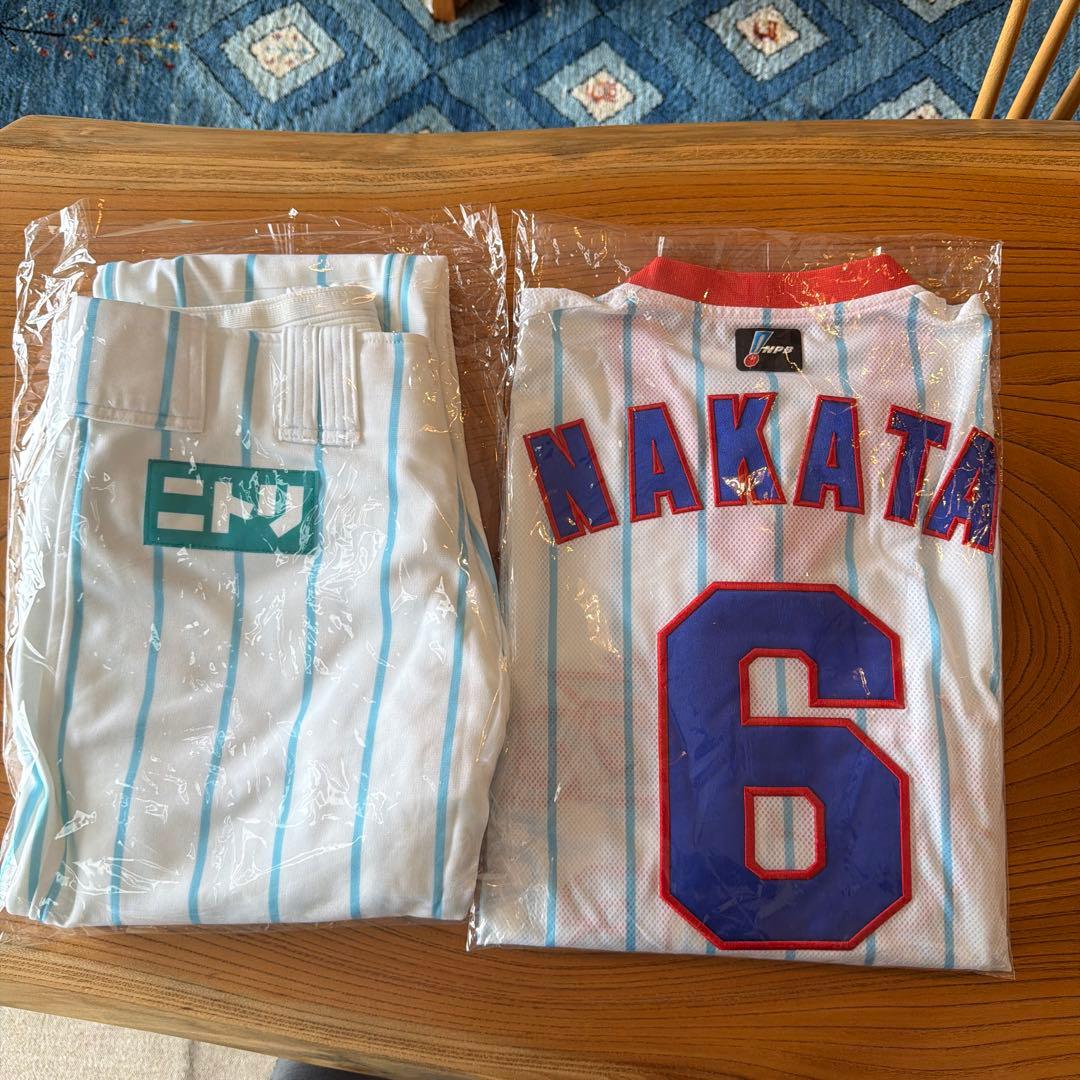 中田翔選手 着用ユニフォーム上下セット 背番号下に直筆サイン入り。